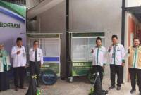 Secara simbolis bantuan gerobak berkah langaung diserahkan Direktur UPZ Bank Kalsel, H. M. Fajri Muhtadi kepada perwakilan penerima Gerobak Berkah dengan didampingi Ketua UPZ Bakti Bersama, Maulana, LC.