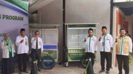Secara simbolis bantuan gerobak berkah langaung diserahkan Direktur UPZ Bank Kalsel, H. M. Fajri Muhtadi kepada perwakilan penerima Gerobak Berkah dengan didampingi Ketua UPZ Bakti Bersama, Maulana, LC.