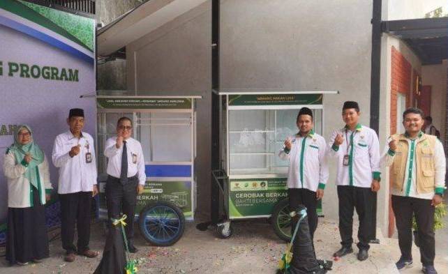 Secara simbolis bantuan gerobak berkah langaung diserahkan Direktur UPZ Bank Kalsel, H. M. Fajri Muhtadi kepada perwakilan penerima Gerobak Berkah dengan didampingi Ketua UPZ Bakti Bersama, Maulana, LC.