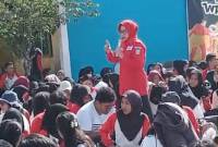 Ketua Palang Merah Indonesia (PMI) Kalimantan Barat (Kalbar) Lismaryani diduga melakukan kampanye di salah satu sekolah menengah atas (SMA) di Kabupaten Kubu Raya, pada Jumat (27/8/2024) lalu. (TANGKAPAN LAYAR VIDEO)