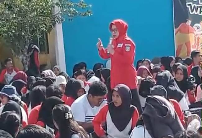 Ketua Palang Merah Indonesia (PMI) Kalimantan Barat (Kalbar) Lismaryani diduga melakukan kampanye di salah satu sekolah menengah atas (SMA) di Kabupaten Kubu Raya, pada Jumat (27/8/2024) lalu. (TANGKAPAN LAYAR VIDEO)
