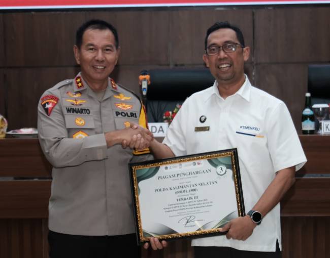 Polda Kalsel dan Polres Jajaran mendapatkan penghargaan atas prestasi dan kinerja dalam pengelolaan keuangan negara. *SuarIndonesia/Ist)