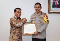 Kepala Staf Kepresidenan RI Jenderal TNI (Purn) Dr. Moeldoko serajhkan penghargaan kepada Kapolda Kalsel, Irjen Pol Winarto dalam acara resmi di Kantor Staf Presiden, Jakarta Pusat, Rabu (2/10/2024) (SuarIndonesia/Isr).