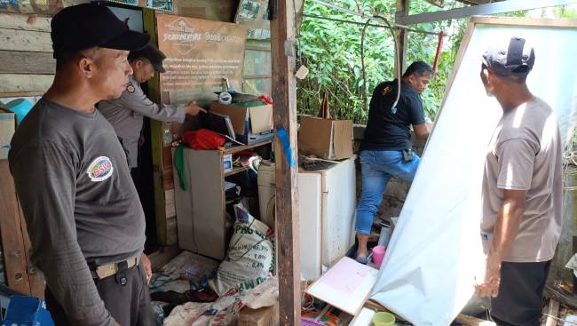 Seorang petugas kebersihan di lingkungan SMK 3 Negeri Banjarmasin ditemukan dalam kondisi leher mengeluarkan banyak darah, Rabu (2/10/2024). (SuarIndonesia/YI)