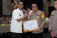 Piagam diterima Kapolresta Banjarmasin Kombes Pol. Cuncun Kurniadi yang diserahkan Kepala Kanwil DJPB Kalsel Syafriadi. (SuarIndonesia/Ist)