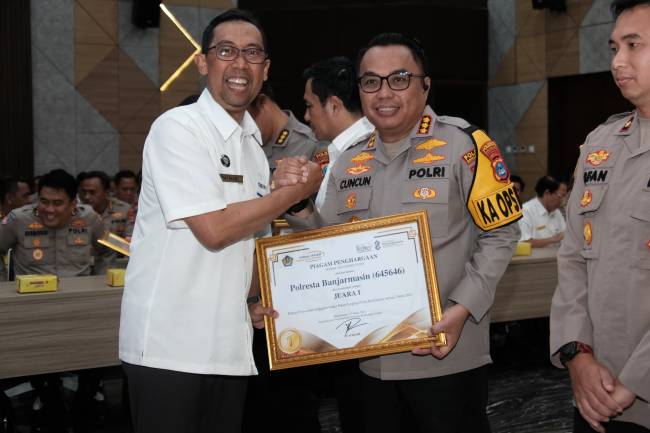 Piagam diterima Kapolresta Banjarmasin Kombes Pol. Cuncun Kurniadi yang diserahkan Kepala Kanwil DJPB Kalsel Syafriadi. (SuarIndonesia/Ist)