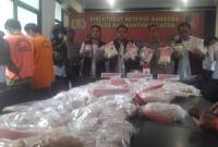 Dir Resnarkoba Polda Kalsel, Kombes Pol Kelana Jaya didampingi Kabid Humas, Kombes Pol Adam Erwindi serta para Kasubdit saat menggelar kasusnya Rabu (2/10/2024). (SuarIndonesia/ZI)