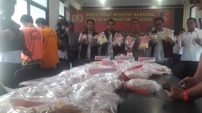 Dir Resnarkoba Polda Kalsel, Kombes Pol Kelana Jaya didampingi Kabid Humas, Kombes Pol Adam Erwindi serta para Kasubdit saat menggelar kasusnya Rabu (2/10/2024). (SuarIndonesia/ZI)