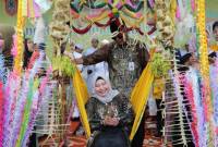 Gubernur Kalsel, H. Sahbirin Noor didampingi Ketua TP PKK Provinsi Hj. Raudatul Jannah  membuka Baayun Maulid Tahun 2024. Kamis (3/10/2024) (SuarIndonesia/Adv)