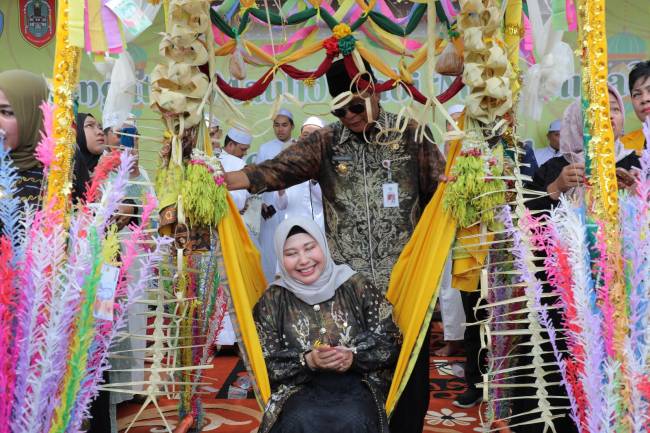 Gubernur Kalsel, H. Sahbirin Noor didampingi Ketua TP PKK Provinsi Hj. Raudatul Jannah  membuka Baayun Maulid Tahun 2024. Kamis (3/10/2024) (SuarIndonesia/Adv)