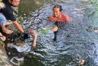Sosok jasad pria diduga pengidap Epilepsi dievakuasi dari Sungai A Yani  Km 5 RT.01 RW.01 Banjarmasin Selatan, Jum'at (4/9/2024). (SuarIndonesia/Ist)