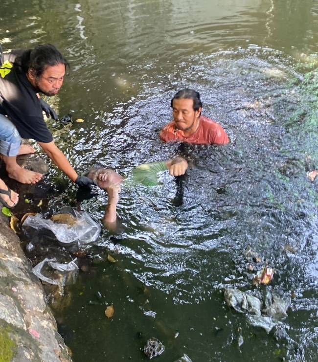 Sosok jasad pria diduga pengidap Epilepsi dievakuasi dari Sungai A Yani  Km 5 RT.01 RW.01 Banjarmasin Selatan, Jum'at (4/9/2024). (SuarIndonesia/Ist)