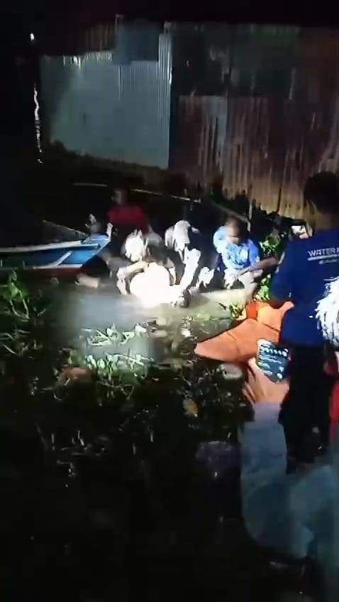 Ditemukan jasad  David Firmansyah, remaja berusia 18 tahuni, yang tenggelam di Sungai Martapura, saat berada di Jalan Panglima Batur RT. 8 RW 1 Banjarmasin Utara, Jum'at (4/10/2024) malam. (SuarIndonesia/DO)