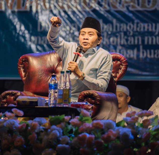 Tablig Akbar Kiayi Anza, sebutan populer KH  Anwar Zahid, penceramah kondang asal Bojonegoro, Jawa Timur  di Lapangan Sari Utama, Desa Sari Utama, Jum'at (4/10/2024) (SuarIndonesia/Ist)