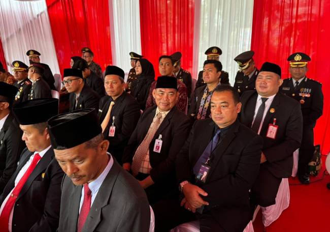 Staf Ahli Ekonomi, Keuangan dan Pembangunan Tanah  
 Bumbu, Dwi Dibya Raharjo mewakili Bupati, H Zairullah Azhar menghadiri peringatan HUT ke 79 TNI tahun 2024 di lapangan Dr. Murdjani, Sabtu (5/10/2024). (SuarIndonesia/Ist)
