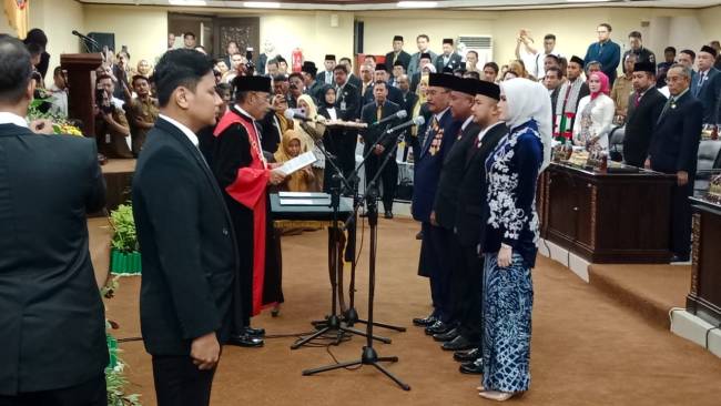 Empat orang Pimpinan DPRD Provinsi Kalsel masa jabatan 2024-2029 resmi dilantik setelah pengucapan sumpah/janji dalam rapat paripurna di Banjarmasin, Senin (7/10/2024) (SuarIndonesia/HM)