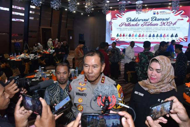 Kapolda Kalsel, Irjen Pol Winarto minta bentuk komitmen bersama agar Pilkada di Kota Banjarbaru berjalan dengan lancar, aman, dan damai. (SuarIndonesia/Ist)