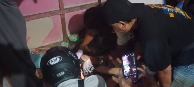 Temuan seorang perempuan penjaga ponsel bernama Rabiatul Husna (26), mengakhiri hidupnya dengan cara gantung diri di dalam rumah, tepatnya di kamar berukur kecil ini, Selasa (8/10/2024) pagi.(SuarIndonesia/DO)