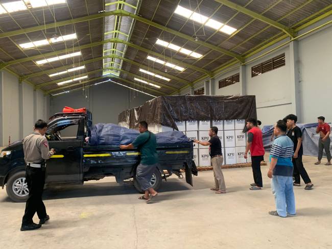 Kendaraan yang memuat logistik tersebut dikawal oleh personel gabungan Polresta Banjarmasin yang turut diikuti petugas KPU sampai di Gudang KPU Kota Banjarmasin, Selasa (8/10/2024) (SuarIndonesia/Ist)