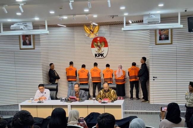 KPK hadirkan enam orang yang terjaring dalam operasi tangkap tangan (OTT) di Provinsi Kalimantan Selatan dalam konferensi pers di Gedung Merah Putih KPK, Jakarta Selatan, Selasa (8/10/2024). (ANTARA/Fianda Sjofjan Rassat)