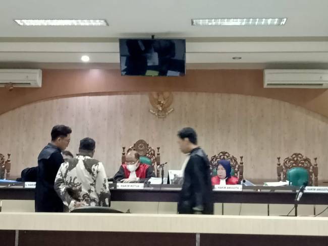 Perkara terdakwa Mantan Kepala Desa Batalas Kecamatan Candi Laras Utara Tapin, Saidan Arisandi, pada sidang lanjutan, Kamis (10/10) di Pengadilan Tindak Pidana Korupsi Banjarmasin. (SuarIndonesia/HD)