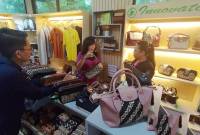 Fasilitator Rumah BUMN Pertamina Agus Lindri (kiri), Coach MarkPlus Institute Nila Kresna (tengah) dan pemilik Indang Apang saat pendampingan di Indang Apang Galeri di Palangka Raya. Kamis (10/10/2024). (ANTARA/Rendhik Andika)