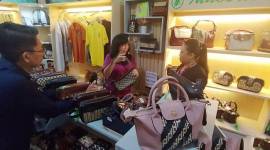 Fasilitator Rumah BUMN Pertamina Agus Lindri (kiri), Coach MarkPlus Institute Nila Kresna (tengah) dan pemilik Indang Apang saat pendampingan di Indang Apang Galeri di Palangka Raya. Kamis (10/10/2024). (ANTARA/Rendhik Andika)
