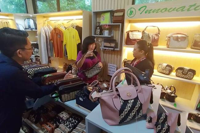 Fasilitator Rumah BUMN Pertamina Agus Lindri (kiri), Coach MarkPlus Institute Nila Kresna (tengah) dan pemilik Indang Apang saat pendampingan di Indang Apang Galeri di Palangka Raya. Kamis (10/10/2024). (ANTARA/Rendhik Andika)