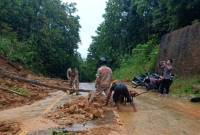 Pihak Kementerian PUPR bersama kepolisian dan warga membersihkan tanah longsor yang sempat menimbulkan akses jalan di Bukit Genting Lanjak, Kecamatan Batang Lupar, Kabupaten Kapuas Hulu, Kalimantan Barat, Jumat (11/10/2024). (ANTARA/HO-Kementerian PUPR)