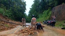 Pihak Kementerian PUPR bersama kepolisian dan warga membersihkan tanah longsor yang sempat menimbulkan akses jalan di Bukit Genting Lanjak, Kecamatan Batang Lupar, Kabupaten Kapuas Hulu, Kalimantan Barat, Jumat (11/10/2024). (ANTARA/HO-Kementerian PUPR)