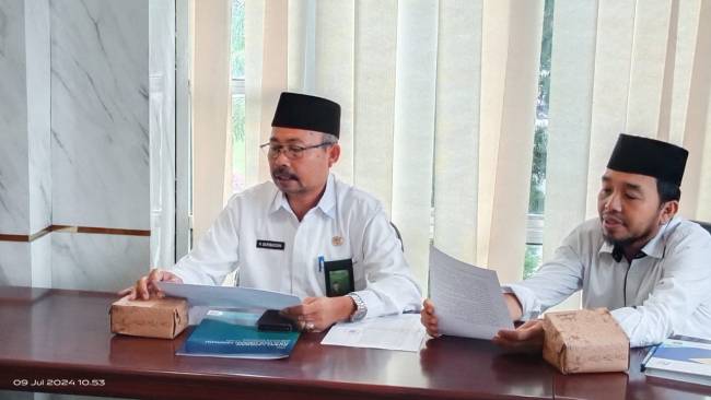 Kepala Kantor Kementerian Agama Kabupaten Balangan, Drs. H. Saribuddin, M.Pd.I menyampaikan informasi terkait kedatangan jamaah haji Balangan pada Rapat Persiapan Penjemputan Jamaah Haji Kabupaten Balangan 1445 H di Ruang Rapat Setda Balangan.