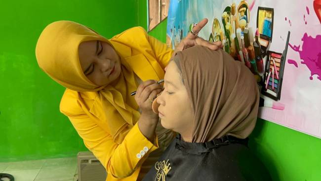Pelatihan make up di Desa Teluk Karya. (Sumber : Balangan)