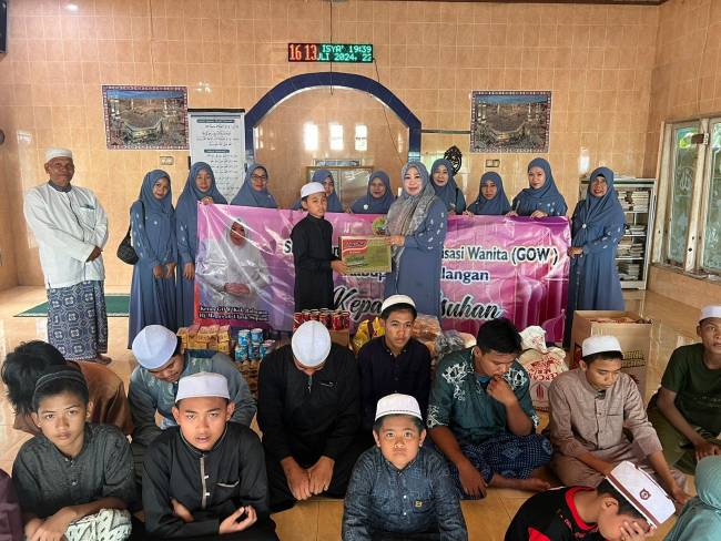 Penyaluran bantuan kepada Yayasan Panti Asuhan Nurul Yaqin Inan oleh GOW Balangan.(Foto :Mc.Balangan)