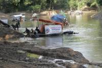 Proses pembersihan sungai oleh para relawan. (Foto:mc.Balangan)