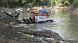 Proses pembersihan sungai oleh para relawan. (Foto:mc.Balangan)
