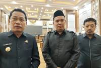 Bupati Balangan, Abdul Hadi bersama Ketua DPRD Balangan, Ahsani Fauzan saat di wawancarai awak media.(Foto :Mc.Palngka Raya)
