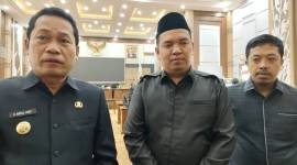 Bupati Balangan, Abdul Hadi bersama Ketua DPRD Balangan, Ahsani Fauzan saat di wawancarai awak media.(Foto :Mc.Palngka Raya)