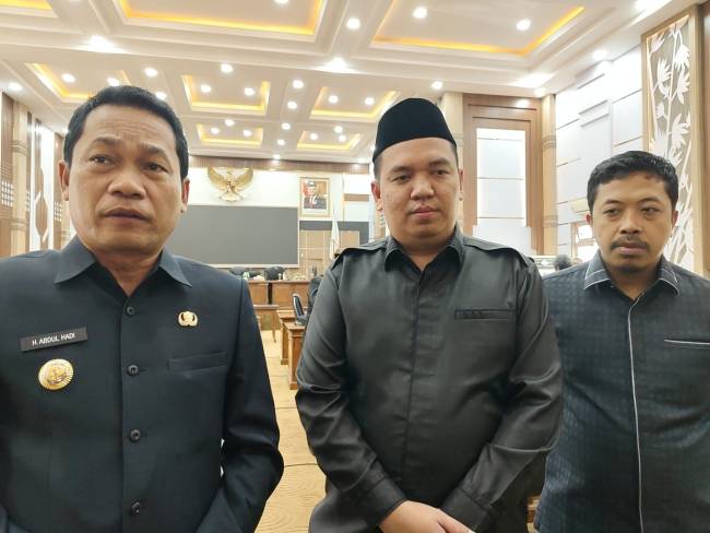 Bupati Balangan, Abdul Hadi bersama Ketua DPRD Balangan, Ahsani Fauzan saat di wawancarai awak media.(Foto :Mc.Palngka Raya)