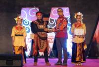 Penyerahan penghargaan KIM Terinovatif pada Festival KIM 2024 Tingkat Nasional kepada KIM Racah Mampulang, Desa Balida, Kabupaten Balangan, di Kota Makassar, Sulawesi Selatan.