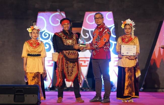 Penyerahan penghargaan KIM Terinovatif pada Festival KIM 2024 Tingkat Nasional kepada KIM Racah Mampulang, Desa Balida, Kabupaten Balangan, di Kota Makassar, Sulawesi Selatan.