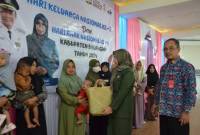 Penyerahan bantuan stimulan kepada keluarga berisiko stunting pada peringatan Harganas dan HAN di Kabupaten Balangan