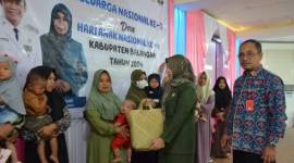 Penyerahan bantuan stimulan kepada keluarga berisiko stunting pada peringatan Harganas dan HAN di Kabupaten Balangan