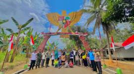 Semangat Merah Putih, Gapura kreatif warga Desa Sumber Rejeki menyambut HUT ke-79 RI.(Foto :Mc.Balangan)