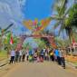 Semangat Merah Putih, Gapura kreatif warga Desa Sumber Rejeki menyambut HUT ke-79 RI.(Foto :Mc.Balangan)