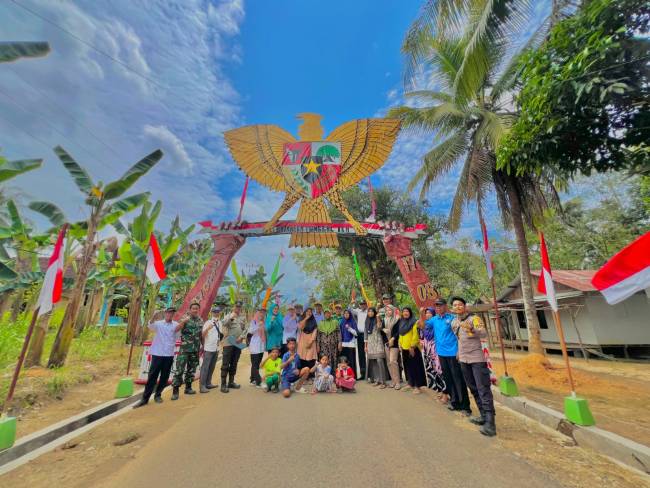 Semangat Merah Putih, Gapura kreatif warga Desa Sumber Rejeki menyambut HUT ke-79 RI.(Foto :Mc.Balangan)