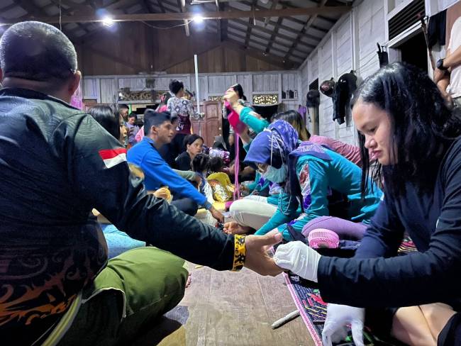 Kegiatan pelayanan kesehatan masyarakat di daerah terpencil melalui program Pubertas.(Foto :Mc.Balangan)