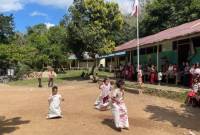 Lomba balap karung oleh anak-anak SD K Libaru Sungkai di momen Hari Kemerdekaan.(Foto : Mc.Balangan)