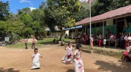Lomba balap karung oleh anak-anak SD K Libaru Sungkai di momen Hari Kemerdekaan.(Foto : Mc.Balangan)
