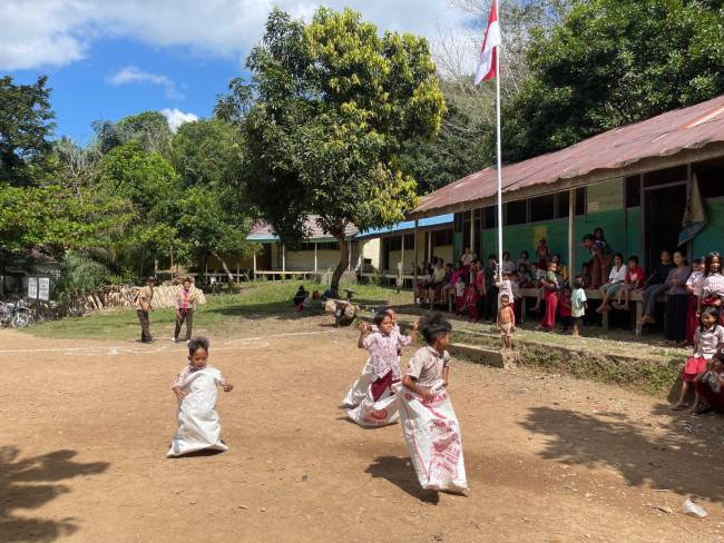 Lomba balap karung oleh anak-anak SD K Libaru Sungkai di momen Hari Kemerdekaan.(Foto : Mc.Balangan)
