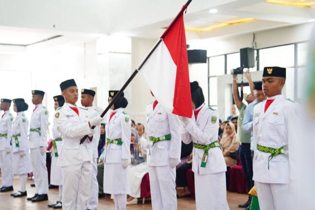 Prosesi pengukuhan anggota Paskibra Kabupaten Balangan di Mahligai Mayang Maurai, Kecamatan Paringin, Kabupaten Balangan